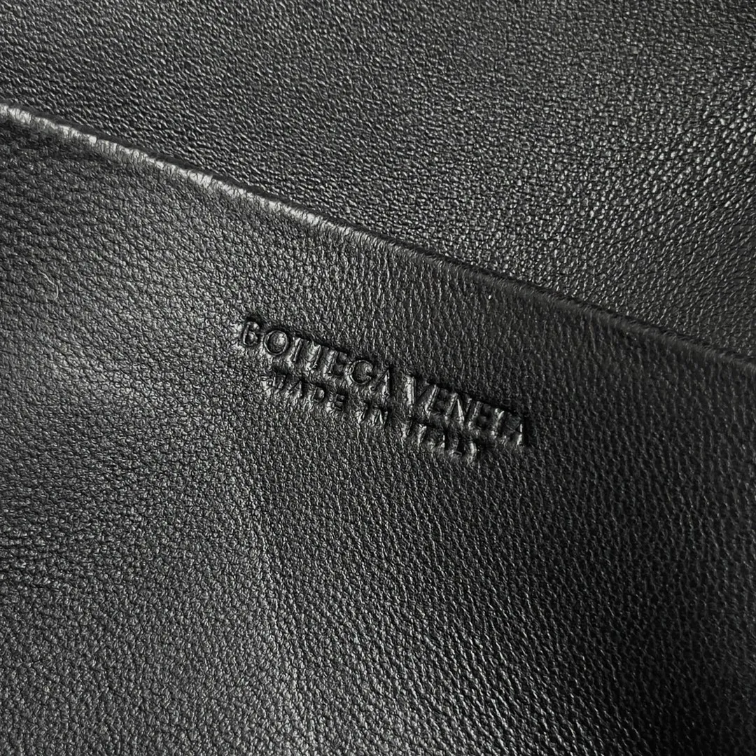 Batch 1360 Bottega Veneta 24 spring and summer woven zipper crossbody bag. A crossbody bag that can be used as a cosmetic bag. The exquisite weaving and compact body are an indispensable accessory for the upcoming summer. The double zipper also better protects the bag. It has a large capacity. If you like it, don’t miss it. Style number: 789109 Size: 22*12.5*5cm